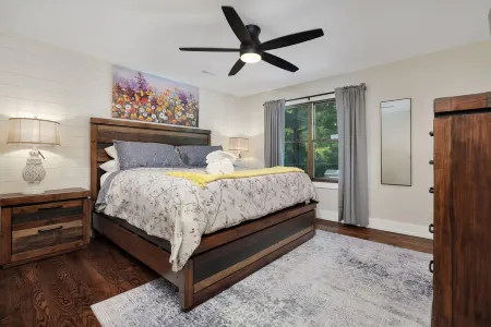 LUXURY FARMHOUSE, 2 Living spaces, Sleeps 12, PRIVATE in the mtns, 10min to town Отели в г. Краб Крик