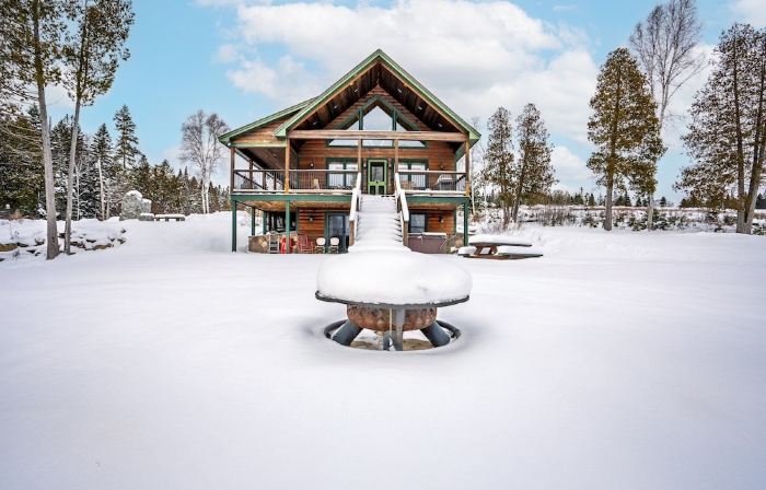 Lake Escape; Sleeps12, Hottub, Gameroom & Utv, Direct Snowmobile