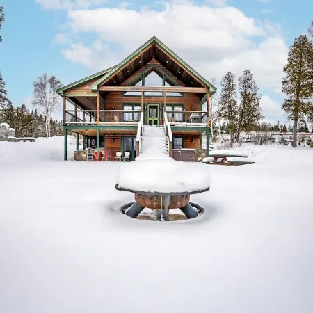 Lake Escape; Sleeps12, Hottub, Gameroom & Utv, Direct Snowmobile Отели в г. Рейнджели