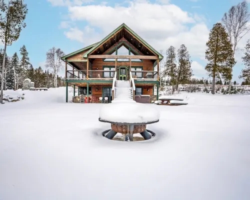 Lake Escape; Sleeps12, Hottub, Gameroom & Utv, Direct Snowmobile レーンジリーのホテル