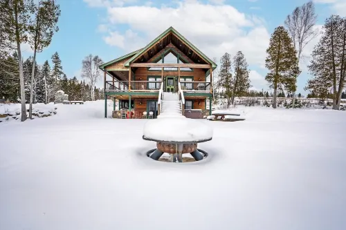 Lake Escape; Sleeps12, Hottub, Gameroom & Utv, Direct Snowmobile