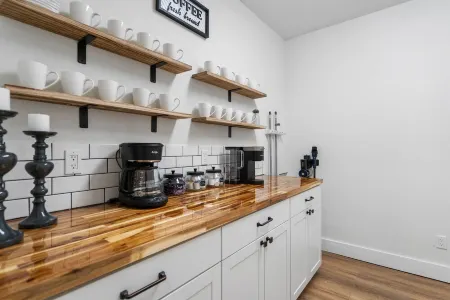 Relaxing family friendly farmhouse minutes from the shops at Wimberley square!