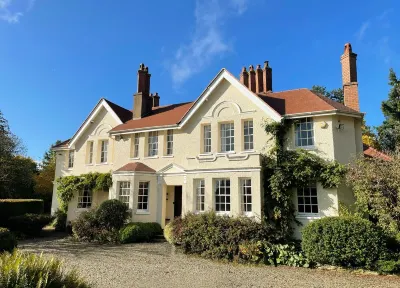 Manor house set in five acres of gardens with private golf course, near Ludlow. Hotel di 