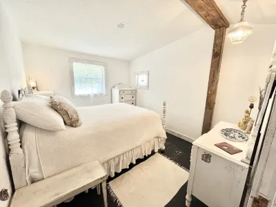 Huge Views / Quiet / Nature / Outdoor Tub - The Stained Glass Palace Hotels near Hill Country Miniatures Museum