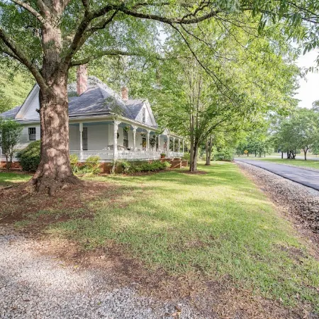 5 Miles to Callaway Gardens and walking distance to shops and restaurants.
