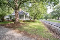 5 Miles to Callaway Gardens and walking distance to shops and restaurants.