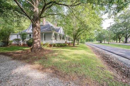 5 Miles to Callaway Gardens and walking distance to shops and restaurants. Отели рядом с достопримечательностью «Cecil B. Day Butterfly Center»