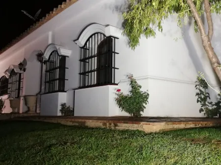 Detached villa with private pool and garden with outdoor games Отели в г. Кампо де Томельосо и Вальдепеньяс