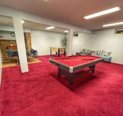 Joyful Townhouse with 3 bedrooms and 2 playrooms Hotels near Hawk Falls