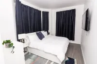 Gorgeous,  2- bedroom apartment walking distance to GWB!