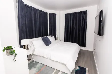 Gorgeous,  2- bedroom apartment walking distance to GWB! Отели рядом с достопримечательностью «Fort Lee Museum»