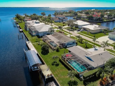 NEW MODERN 3BR / 2BA WATERFRONT HEATED POOL DOCK PATIO DIRECT GULF ACCESS BEACH