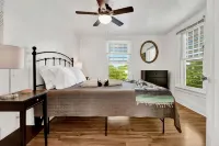 Cozy Apartment 2 miles from the beach with Pool