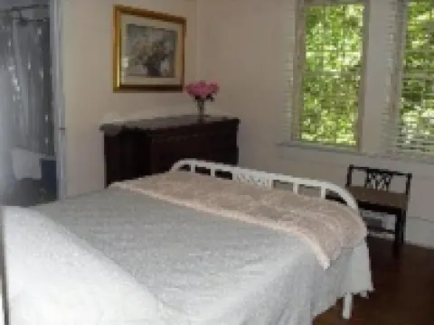 ROMANTIC COTTAGE~HOT TUB~WALK TO TOWN~Wi-Fi ~PETS~