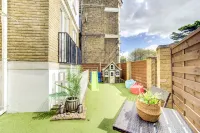 Stunning 4 Bedroom House - Hot tub+Gym - Sleeps upto 8 -Escape London, in London