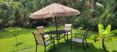 Cozy Beach Cottage 2 blocks to beach near entertainment food & Fun, screen porch