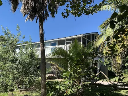 Blue Pearl-Close to Beach, Screened Porch, Club, Courtesy Golf Cart for 4. Отели в г. Captiva