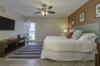 Oceanfront Getaway - 2 Bedroom Condo with Beach Views! Hôtels à proximité de : World of Beer