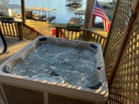 Cottage -Private Hot Tub, Fire Pit, Covered Deck, 20 steps from Lake Hamilton