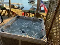 Cottage -Private Hot Tub, Fire Pit, Covered Deck, 20 steps from Lake Hamilton