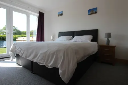 Private spacious house 5 mins by car to the beach Отели в г. Редрут