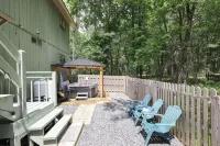 Cozy Chalet Near Lake: BBQ, Fire Pit, Beautiful Fall Foliage & Hot Tub