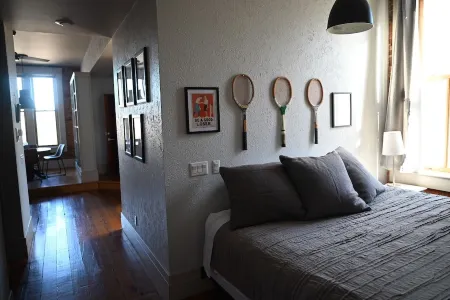 Night Owl 4S DOWNTOWNoptional paid parking upon request)