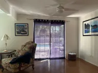 Cozy cottage retreat walking/biking distance to downtown Hobe Sound and Beach
