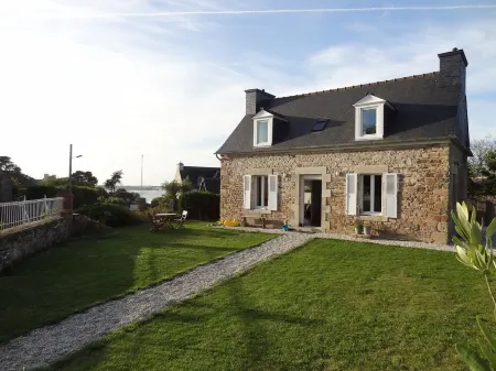 300m from the SEA, Breton house with large garden and sea view - WIFI Отели в г. Плубаланек