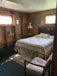 Secluded city cottage. 3 blocks from beach & Main Street shopping