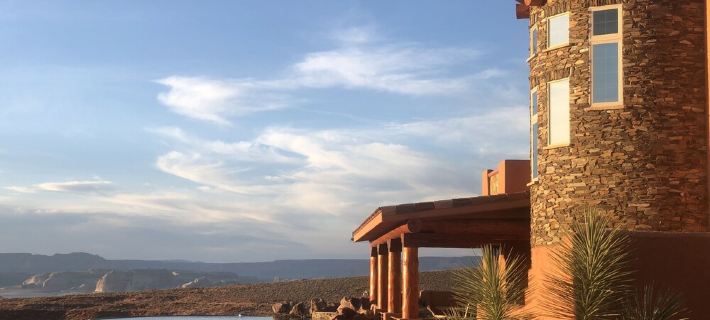CUSTOM BUILT STUNNING Home Towering above the Colorado River/Lake Pow Hotels in Page