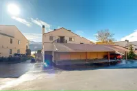 Top-Floor Newly Remodeled 2-bed Condo w/ LAKE VIEW & ACCESS, Hot Tub & 5 Pools