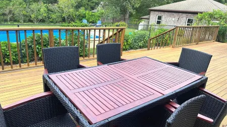 Retreat to Martha's Vineyard with a Private Pool & Outdoor Living in Oak Bluffs Отели рядом с достопримечательностью «ЙМКА Мартас-Винъярд»