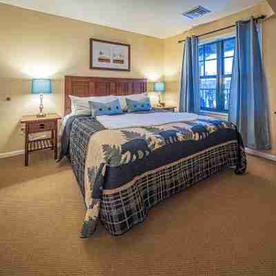 Cozy 1-bedroom condo-Ski in/out/Waterpark/King Bed/WIFI/Parking Rooms