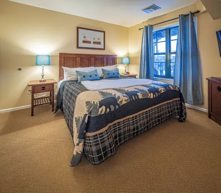 Cozy 1-bedroom condo-Ski in/out/Waterpark/King Bed/WIFI/Parking Отели в г. Вернон Тауншип