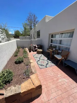 New Studio Apartment Less than a Mile From Plaza