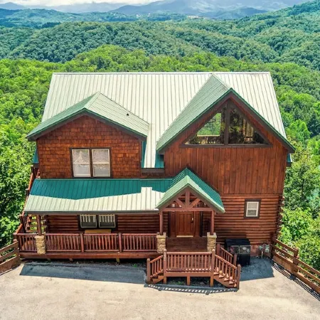 Vet-Owned, Pet Friendly Pool Cabin with New Hot Tub & Amazing Views!