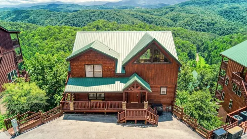 Vet-Owned, Pet Friendly Pool Cabin with New Hot Tub & Amazing Views!