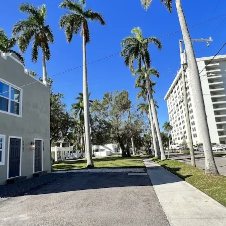 Downtown Bradenton Bliss: 3-Bed Apartment