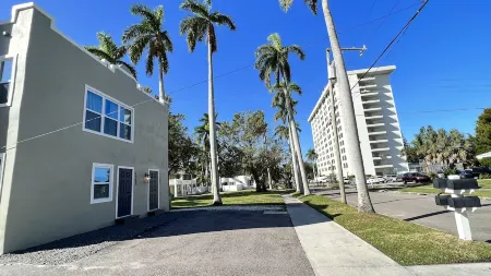 Downtown Bradenton Bliss: 3-Bed Apartment Отели рядом с достопримечательностью «Запад Гейт»