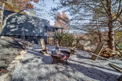 Modern Cabin, Great View, Pet-Friendly, Close to town Отели рядом с достопримечательностью «Гамильтон Гарденс эт Лейк Чатудж»