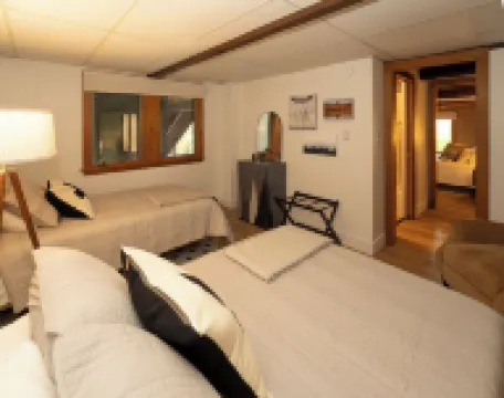 Enjoy Cabin Vibes & Lake Views, Close to Town, Lake & Flx Activities; EV Charger