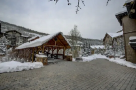 Copper Mountain -Spacious 1st Flr 2&2 near ski school/rentals,lift, hot tub