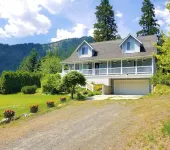 Spacious House w/Nature View, Hot Tub, Gameroom