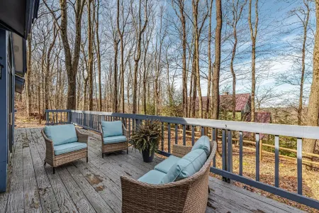 Newly Renovated mountain top Ski House - Short Walk to Slopes