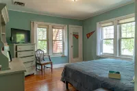 Historic 5bd House w/ Sunroom & 2 Fireplaces