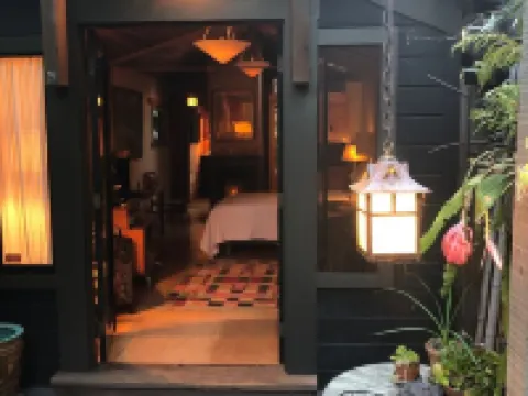 Beautiful and Lush Hidden Wisteria Getaway Hoteles en Alameda