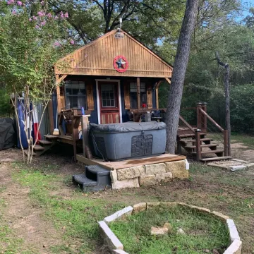 Private Cabin with hot tub. Nestled in the Woods just off Lake Limestone, Texas.