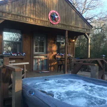 Private Cabin with hot tub. Nestled in the Woods just off Lake Limestone, Texas.