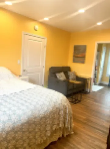 Minutes to the BEACH! Boat friendly, fire pit, bocci & large yard for famly fun!